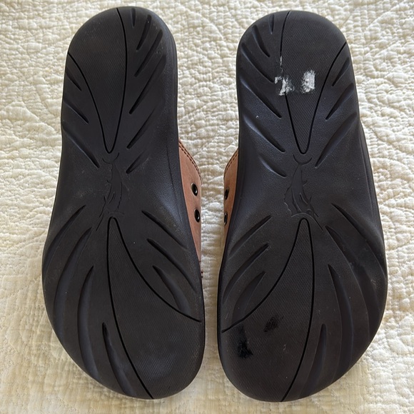 Tommy Bahama men’s tan  suede slides - Picture 4 of 6